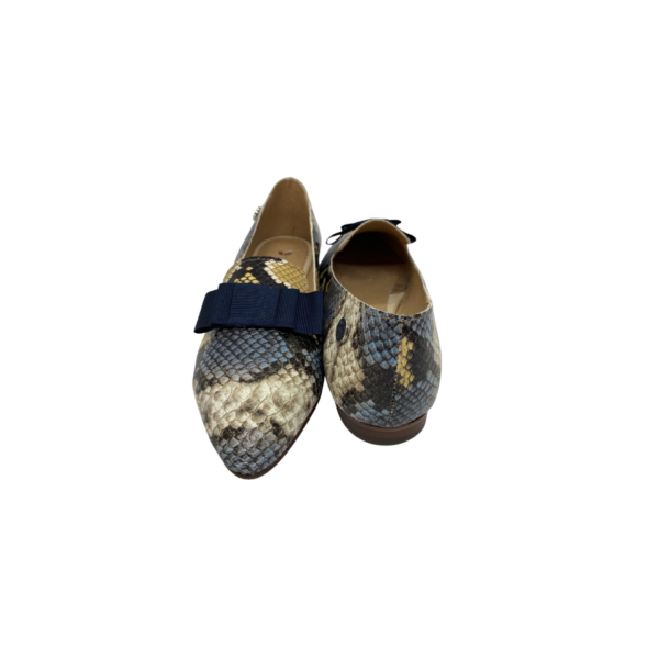 Sapato em pele print cobra tons azul, laço em gorgorão azul, forro e palmilha de conforto em pele, sola em neolite antiderrapante com salto de 1cm