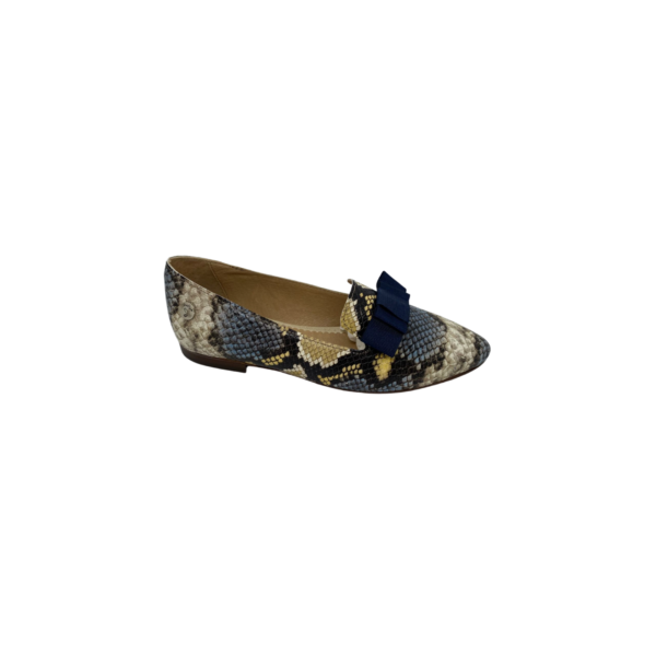 Sapato em pele print cobra tons azul, laço em gorgorão azul, forro e palmilha de conforto em pele, sola em neolite antiderrapante com salto de 1cm