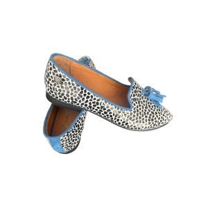 Sapato em pele print onça, abibado e com berloque em pele azul jeans, forro e palmilha de conforto em pele, sola neolite