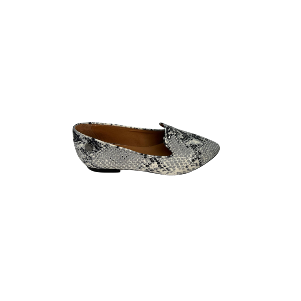Sapato em pele print cobra tons nuances cinza com preto e prata, forro e palmilha de conforto em pele, sola em couro com salto de 1cm