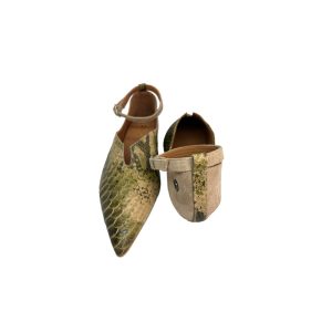 Sapato em pele print snake, traseiro em pele crute camel, forro e palmilha de conforto em pele com cunha interior de 3cm