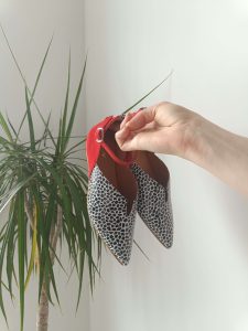Sapato em pele com frente em pele print onça, traseiro em pele crute vermelho, forro e palmilha de conforto em pele com cunha interior de 3cm