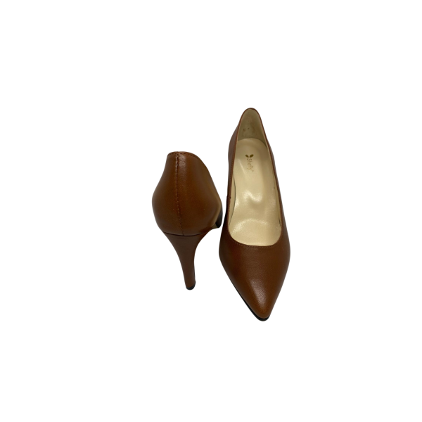 Sapato em pele mestiço castanho, com forro e palmilha de conforto em pele de cabra bege, sola antiderrapante, salto forrado a pele de 8cm