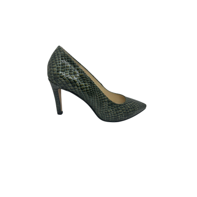 Sapato em pele verniz print pipoca verde com nuances, com forro e palmilha de conforto em pele de cabra bege, sola antiderrapante, salto forrado a pele de 8cm