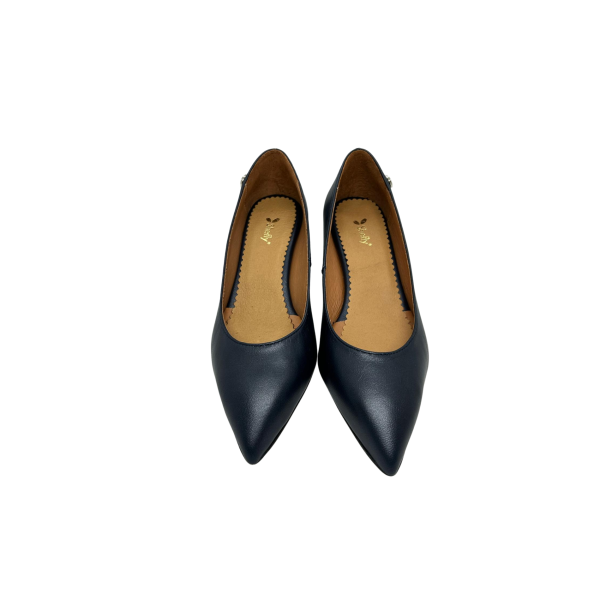 Sapato em pele azul marinho, com forro e palmilha de conforto em pele, salto aproximadamente de 3,5cm pintado a verniz