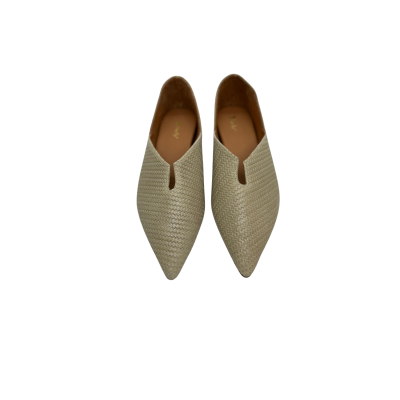 Sapato slipper em pele espiga plaza taup com glitter, forro e palmilha de conforto em pele, cunha embutida no interior com 3cm, sola passada e capa antiderrapante