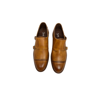 Sapato em pele sauvage camel queimada, forro e palmilha de conforto em pele, sola com vira couro e pesponto castanho, rasto neolite com capa antiderrapante, aperto com duas fivelas níquel preto escovado passe 20