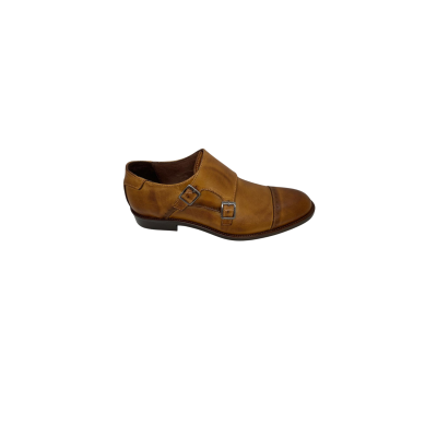 Sapato em pele sauvage camel queimada, forro e palmilha de conforto em pele, sola com vira couro e pesponto castanho, rasto neolite com capa antiderrapante, aperto com duas fivelas níquel preto escovado passe 20