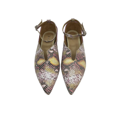 Sapato em pele print cobra com tons lavanda, dourados, rosa, e traseiro em pele crute lavanda, forro e palmilha de conforto em pele com cunha interior de 3cm, sola antiderrapante