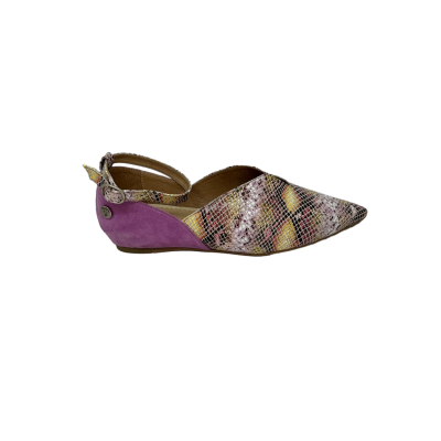 Sapato em pele print cobra com tons lavanda, dourados, rosa, e traseiro em pele crute lavanda, forro e palmilha de conforto em pele com cunha interior de 3cm, sola antiderrapante