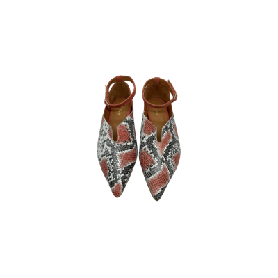 Sapato em pele print cobra tons coral, traseiro em pele de crute peach pink, forro e palmilha de conforto em pele, cunha embutida no interior com 3cm, sola passada e capa antiderrapante