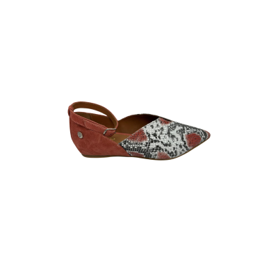 Sapato em pele print cobra tons coral, traseiro em pele de crute peach pink, forro e palmilha de conforto em pele, cunha embutida no interior com 3cm, sola passada e capa antiderrapante