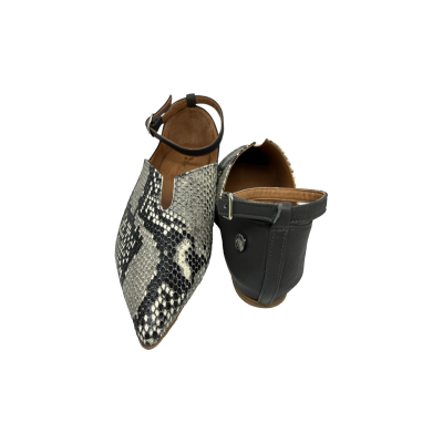 Sapato em pele print cobra com nuances cinza, traseiro em pele sauvage cinza, forro e palmilha de conforto em pele, cunha embutida de 2cm, sola antiderrapante