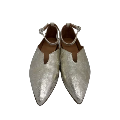 Sapato em pele com nuances silver, traseiro e fivela com pele cloud dancer, forro e palminha de superconforto forrada a pele, cunha embutida de 3 cm