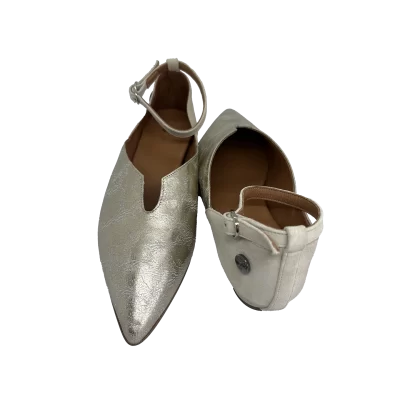 Sapato em pele com nuances silver, traseiro e fivela com pele cloud dancer, forro e palminha de superconforto forrada a pele, cunha embutida de 3 cm