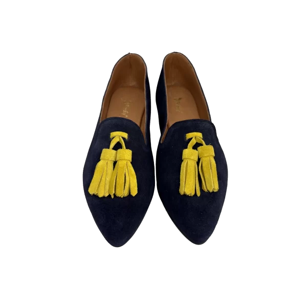 Sapato em pele azul marinho com berloque amarelo, forro e palmilha de superconforto em pele, sola antiderrapante