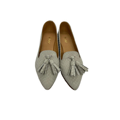 Sapato em pele print escama em branco com berloque crute branco gelo, forro e palmilha de conforto em pele, sola neolite