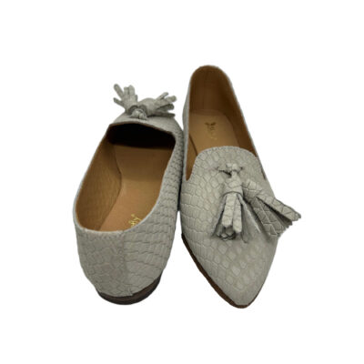 Sapato em pele print escama em branco com berloque crute branco gelo, forro e palmilha de conforto em pele, sola neolite