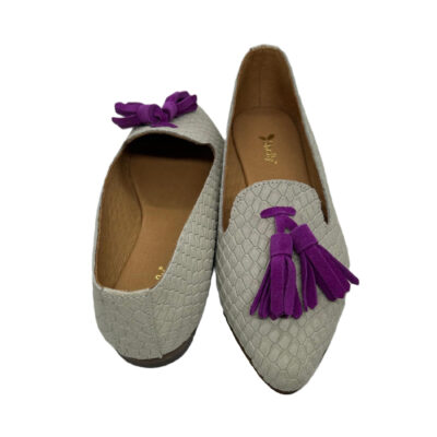 Sapato em pele print escama em branco com berloque crute buganvilla, forro e palmilha de conforto em pele, sola neolite