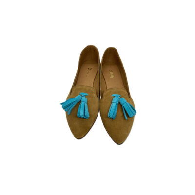 Sapato em pele crute camel com berloque crute azul turquesa, forro e palmilha de conforto em pele, sola neolite