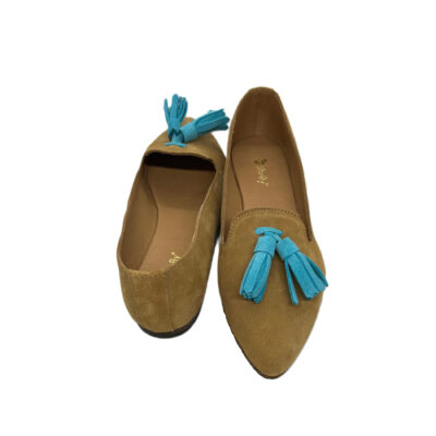 Sapato em pele crute camel com berloque crute azul turquesa, forro e palmilha de conforto em pele, sola neolite