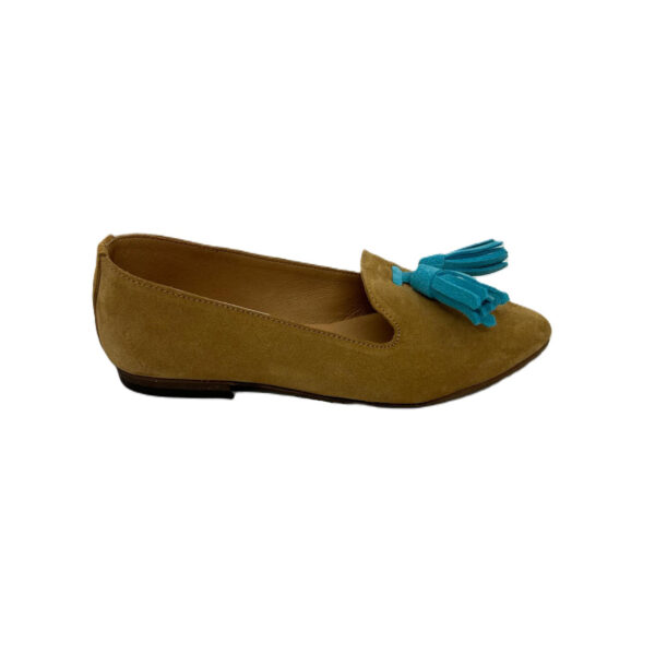 Sapato em pele crute camel com berloque crute azul turquesa, forro e palmilha de conforto em pele, sola neolite Sapato em pele crute camel com berloque crute azul turquesa, forro e palmilha de conforto em pele, sola neolite