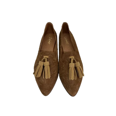 Sapato em pele castanha com print florest e com berloque camel, forro e palmilha de superconforto em pele, sola antiderrapante