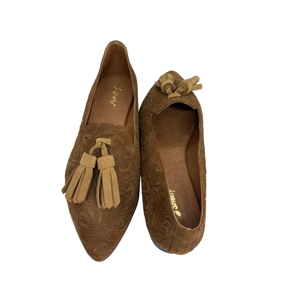 Sapato em pele castanha com print florest e com berloque camel, forro e palmilha de superconforto em pele, sola antiderrapante