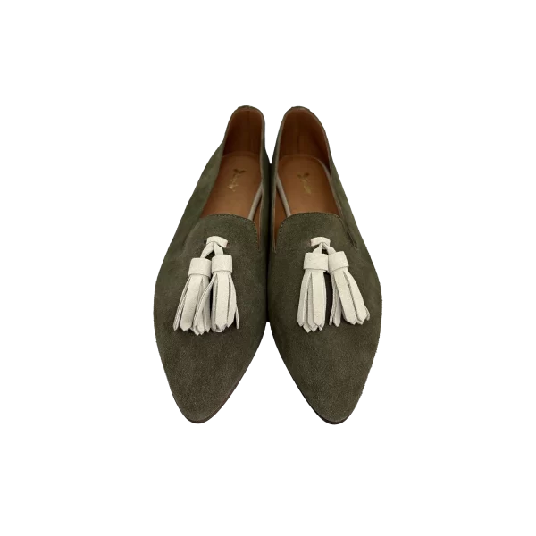 Sapato em pele crute Kaki com berloque cloud dancer, forro e palmilha de superconforto em pele, sola antiderrapante