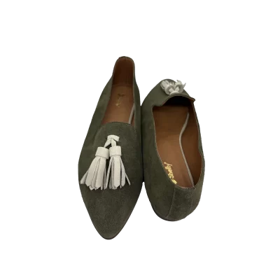 Sapato em pele crute Kaki com berloque cloud dancer, forro e palmilha de superconforto em pele, sola antiderrapante