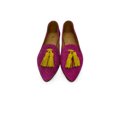 Sapato em pele print escama em fúcsia com berloque crute amarelo, forro e palmilha de conforto em pele, sola neolite