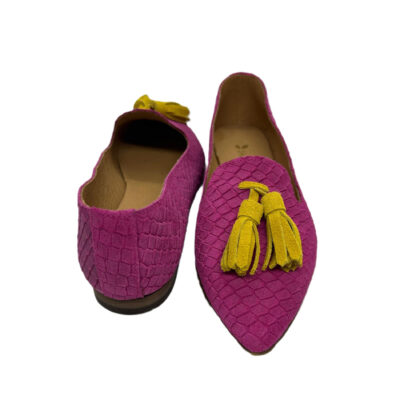 Sapato em pele print escama em fúcsia com berloque crute amarelo, forro e palmilha de conforto em pele, sola neolite