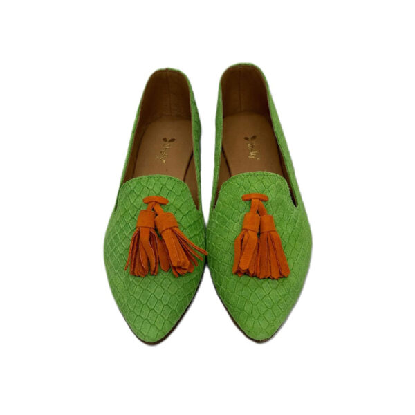 Sapato em pele print escama em verde lima com berloque crute laranja, forro e palmilha de conforto em pele, sola neolite