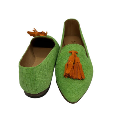 Sapato em pele print escama em verde lima com berloque crute laranja, forro e palmilha de conforto em pele, sola neolite