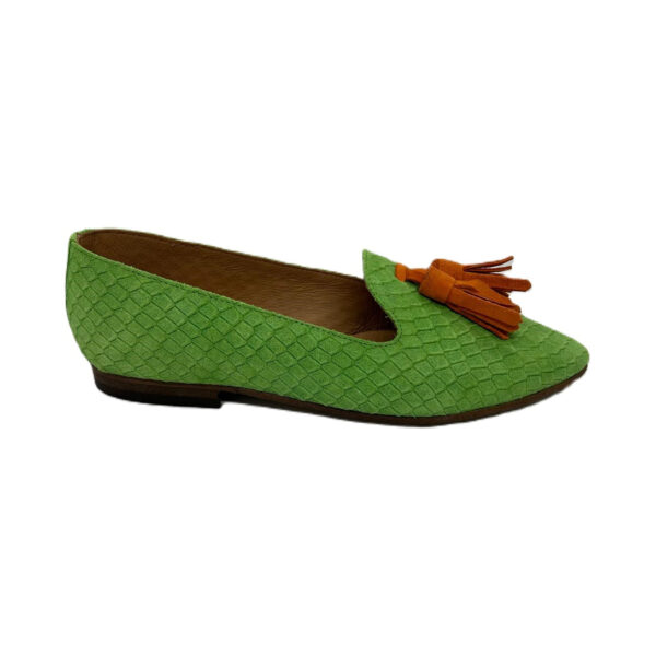 Sapato em pele print escama em verde lima com berloque crute laranja, forro e palmilha de conforto em pele, sola neolite