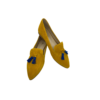 Sapato em pele de camurça amarelo, berloque em pele de camurça azulão, forro e palmilha de conforto em pele, sola em neolite antiderrapante com salto de 1 cm