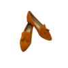 Sapato em pele de camurça laranja, berloque em pele de crute camel, forro e palmilha de conforto em pele, sola em neolite antiderrapante com salto de 1 cm