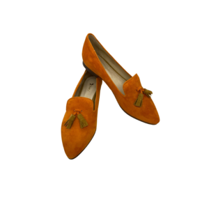 Sapato em pele de camurça laranja, berloque em pele de crute camel, forro e palmilha de conforto em pele, sola em neolite antiderrapante com salto de 1 cm