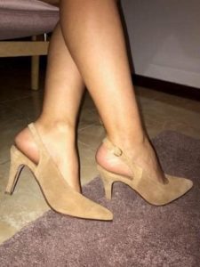 Sandália em pele de camurça camel, forro e palmilha de conforto em pele, salto de 8 cm forrado a pele e sola em neolite antiderrapante
